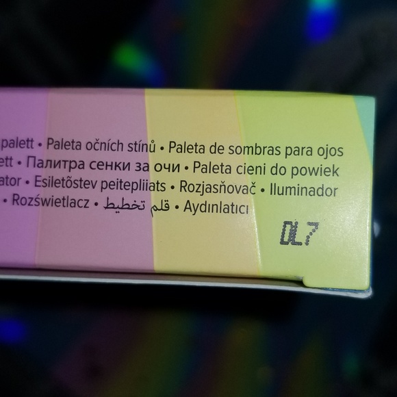 🦄Too Faced Festival Unicorn Rainbow Eyeshadow - Picture 2 of 6